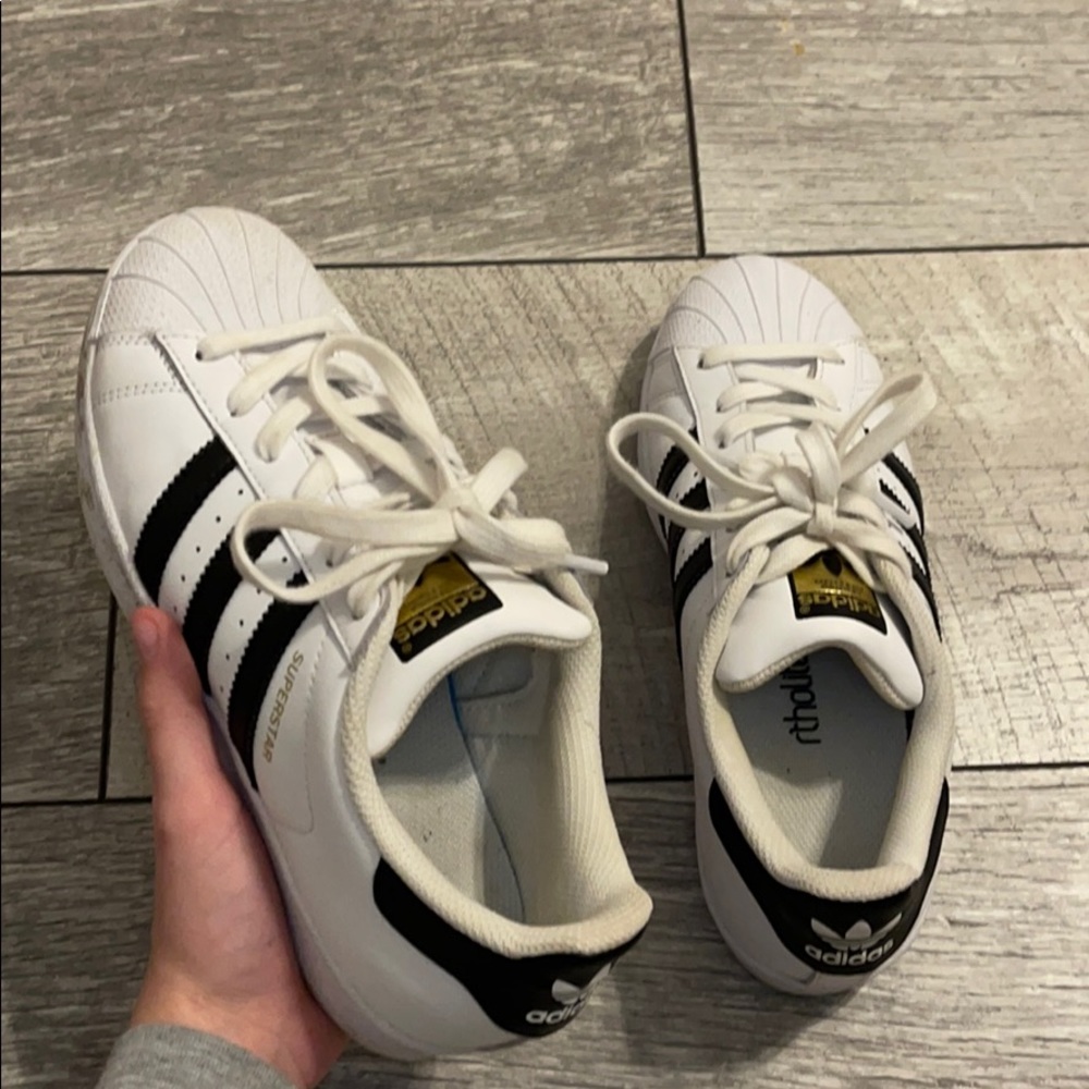 Adidas super star shoes! Men’s 5.5/Woman 7.5-8
